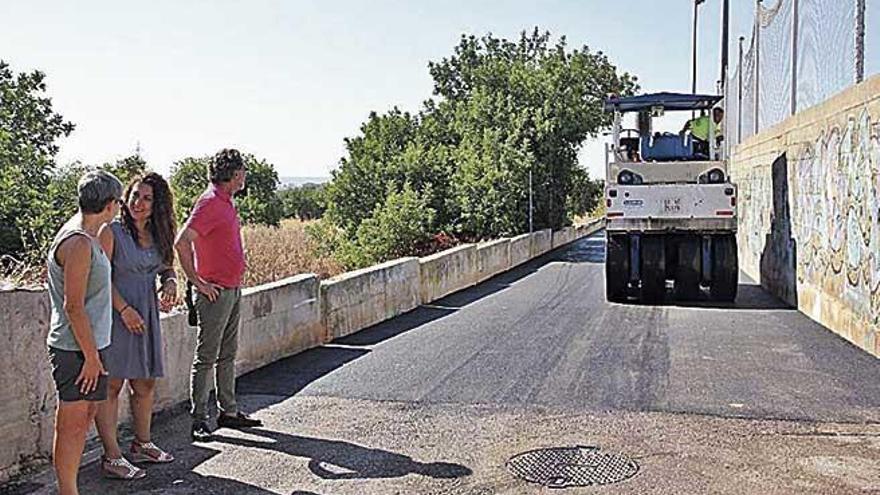 La regidora en el asfaltado del perÃ­metro del Casal y la zona deportiva.