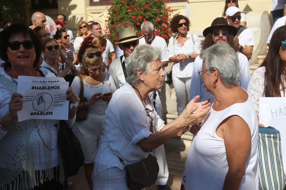 Concentración en Málaga por el diálogo entre el Gobierno y a la Generalitat