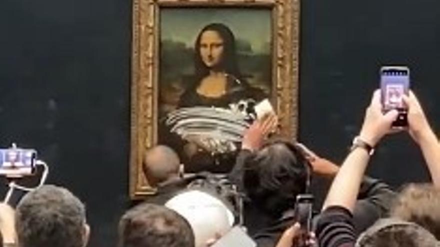 Un home disfressat de dona en cadira de rodes llança un pastís contra «La Gioconda» al Louvre