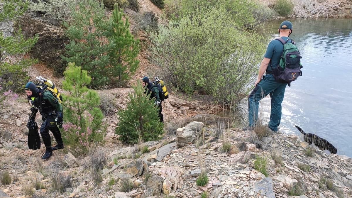 El grupo de actividades subacuáticas sale de la bolsa de agua de la pizarrera de Mahíde, donde buscaban al desaparecido de Figueruela.