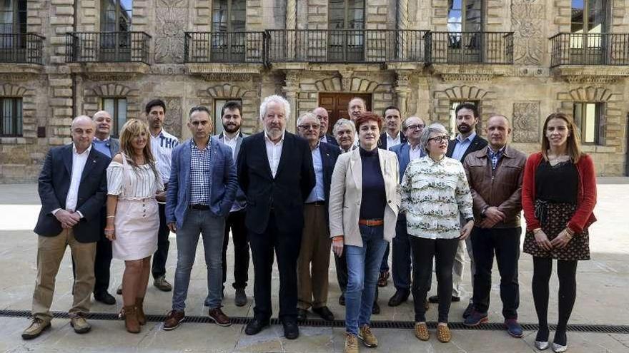 La candidatura de Ciudadanos, casi en pleno, en su presentación oficial, ayer en la plaza de Camposagrado.