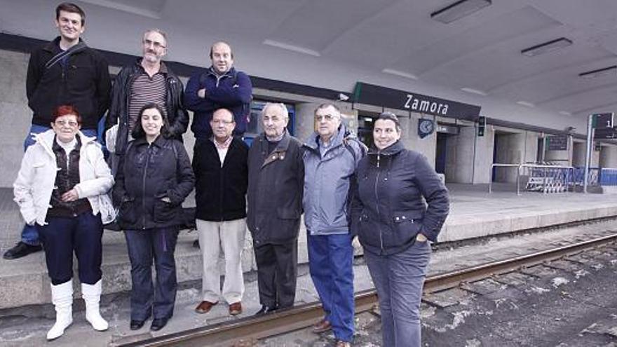 Desde la izquierda. En la fila superior: José Manuel Vidal, Ramón Rodríguez y Patxi Carbayo. Abajo: Caridad Hernández, Sonia Merino, Rafael Rodríguez, Luis Aliste, un componente de la Asociación Ferroviaria y Concepción Vidal.