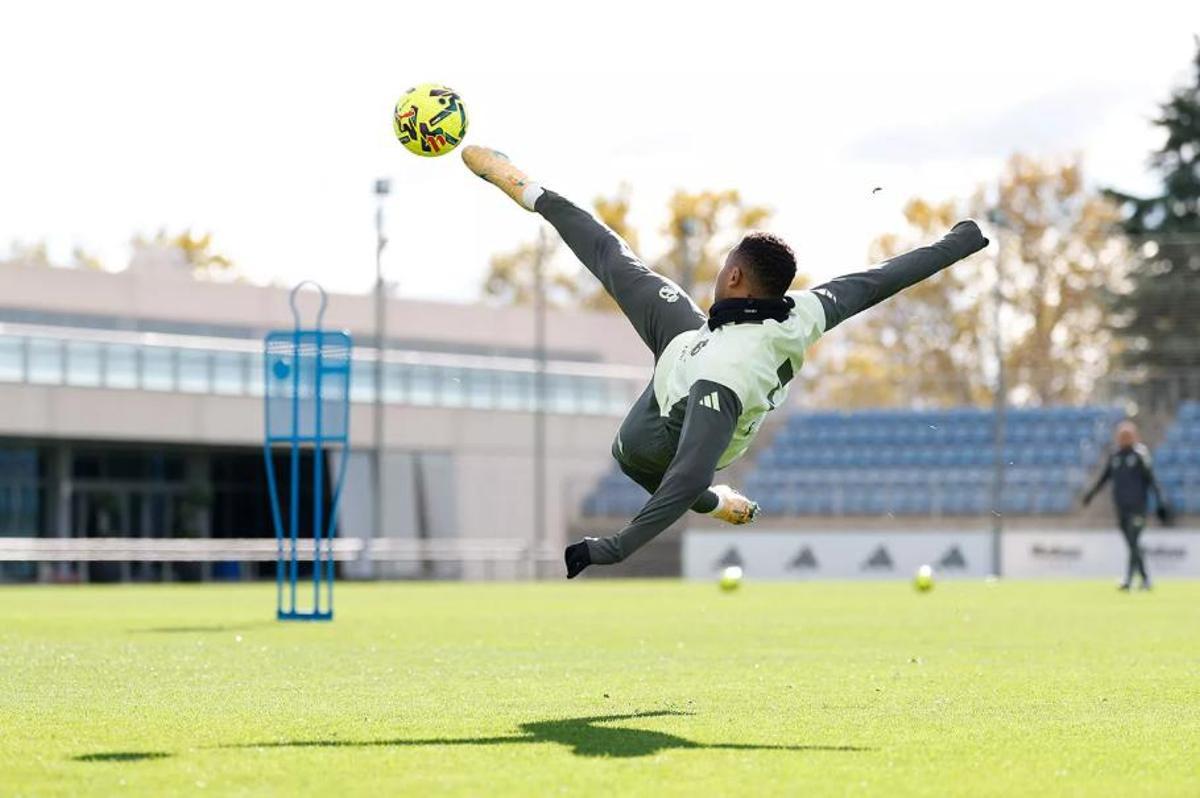 Mbappé remata en el entrenamiento de este viernes.