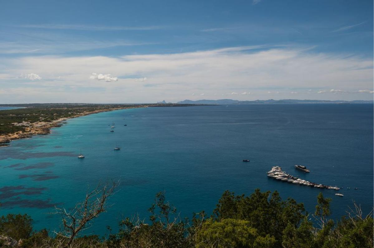 Ubicación de los barcos frente a es Caló