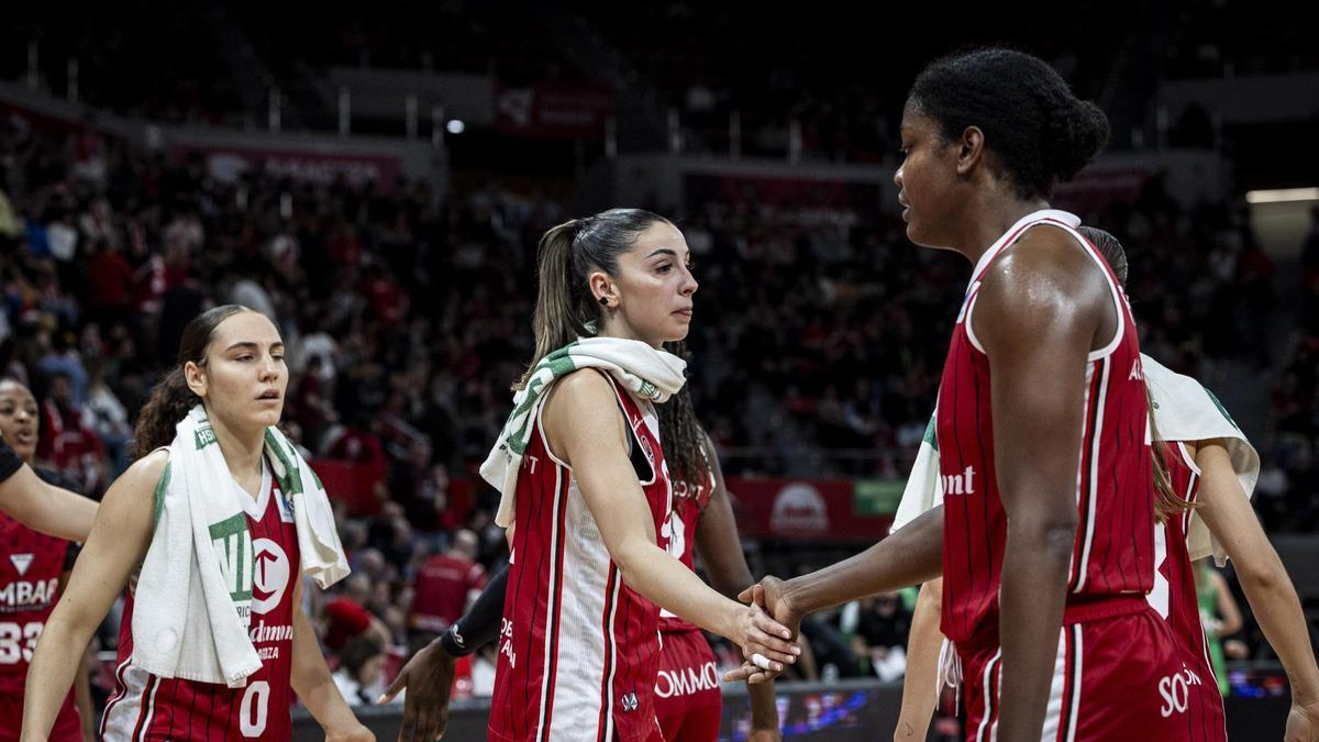 Mariona Ortiz celebra un triunfo con sus compañeras.