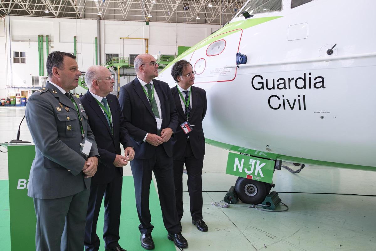 Arriba, por la izquierda, el general de brigada, jefe de la zona de la Guardia Civil en Canarias, Juan HenrándezMosquera; el presidente de Binter, Rodolfo Núñez; el delegado del Gobierno Anselmo Pestana y el viceconsejeero regional de Infraestructuras, Francisco J. González.