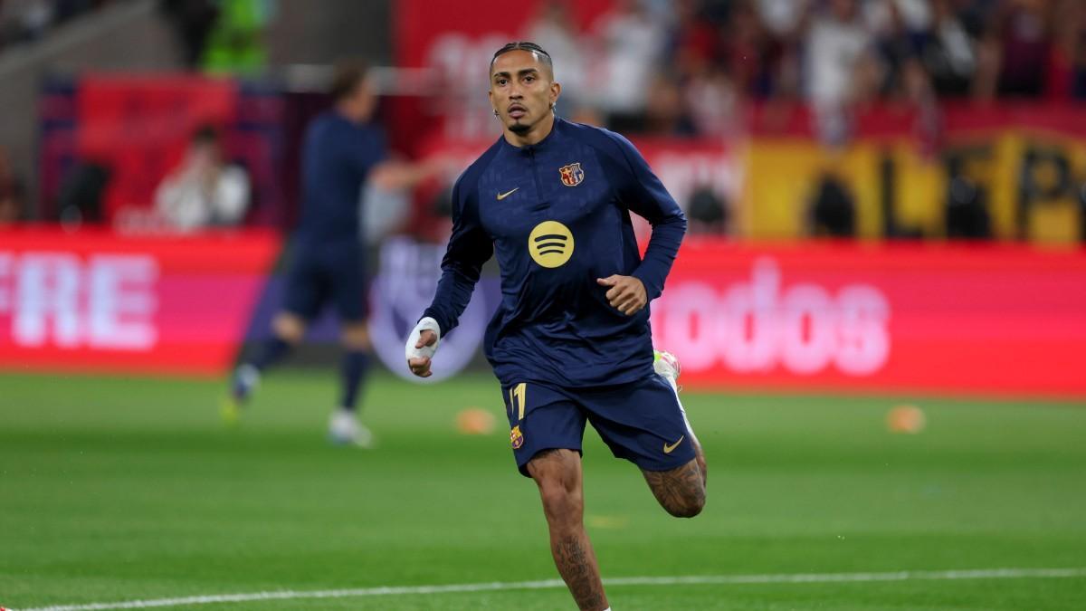 Raphinha, durante el calentamiento de la final de la Copa el Rey