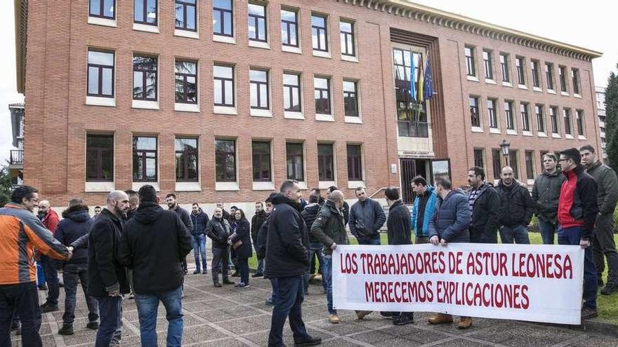 Los trabajadores de la Compañía Astur Leonesa, que explota la mina de Cerredo, en la concentración ante el Juzgado de lo mercantil de Oviedo.