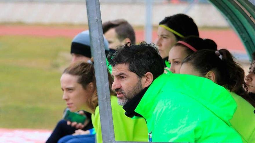 Sami Merino sigue un encuentro desde el banquillo.