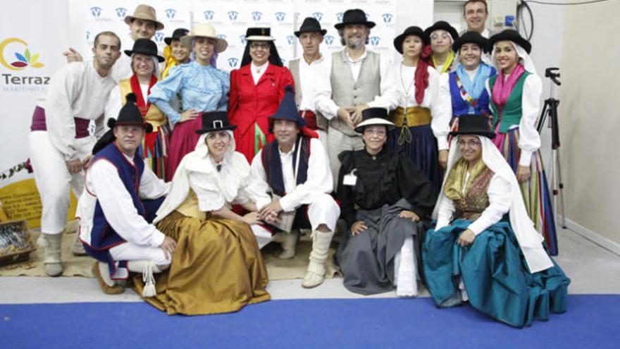 Varios asistentes al baile canario de Yrichen, ayer, en Las Terrazas. i ROSARIO