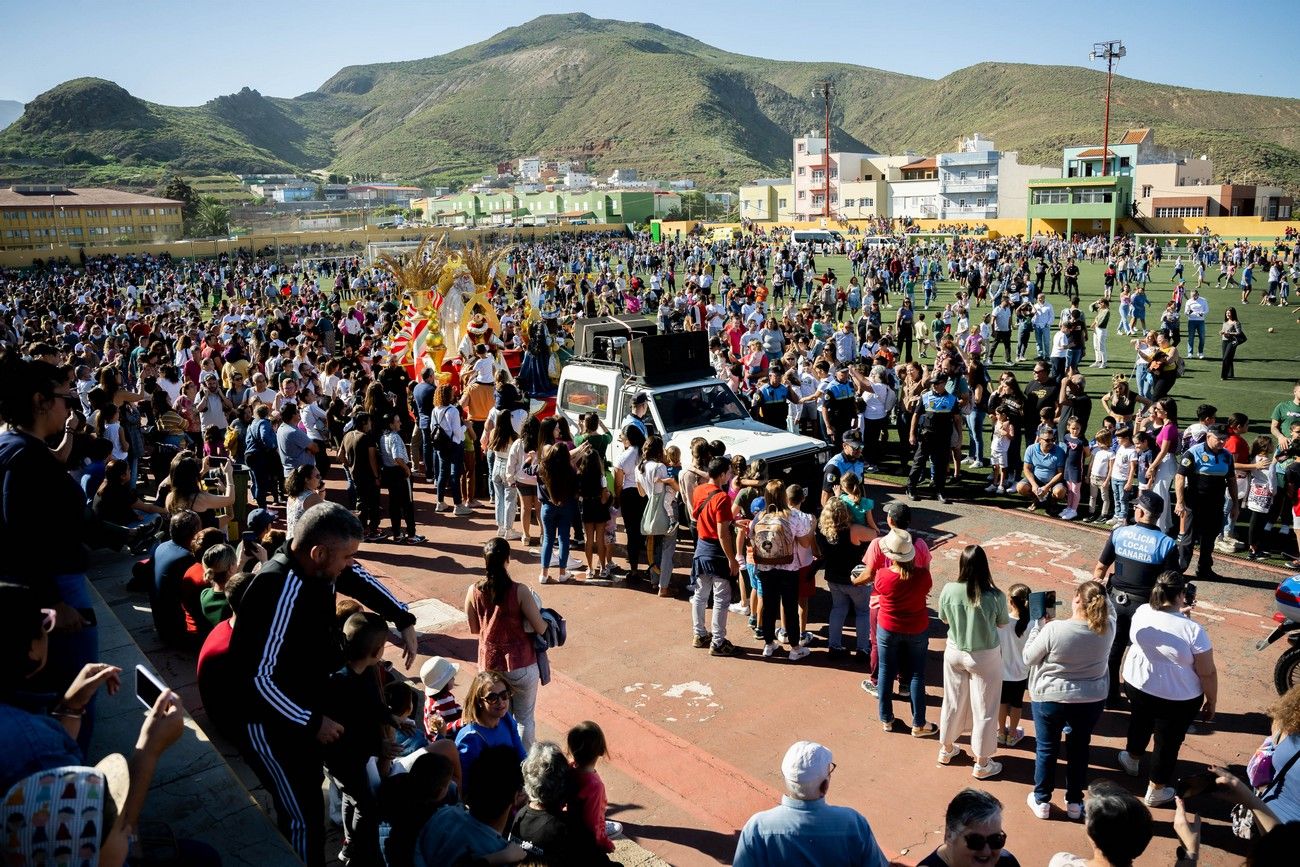 Miles de personas llenan de ilusión el Estadio de Barrial en la llegada de los Reyes Magos