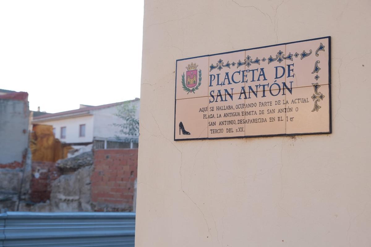 La placa que recuerda la ubicación de la antigua ermita de San Antón desaparecida en el siglo XX.