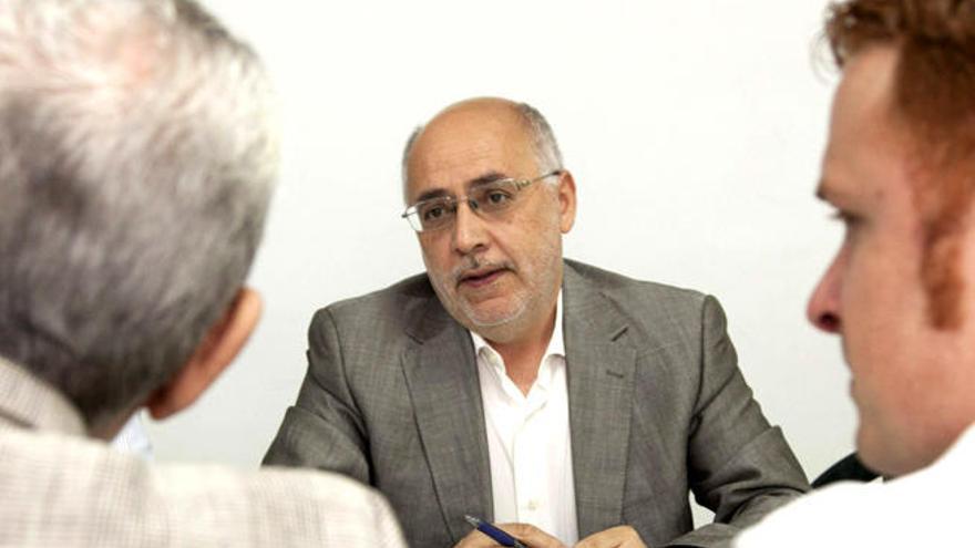 El presidente electo del Cabildo de Gran Canaria, Antonio Morales (c) de NC.