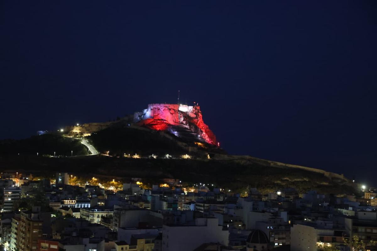 El castillo de Santa Bárbara se ilumina con la bandera de España antes de la final del Mundial 2026