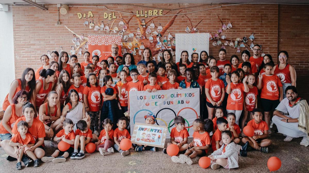 Los Juegos Olímpicos centran las actividades desarrolladas en la escuela de verano de la Fundación Punjab, que visitó Carrasco y Hurtado.