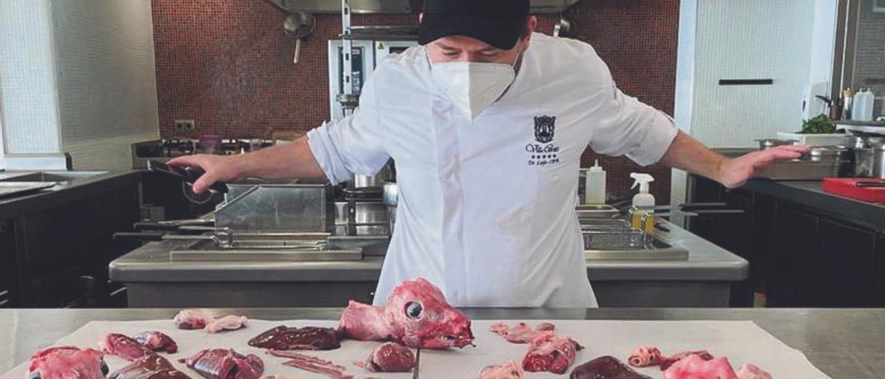 El chef Diego Schatenhoffer muestra los diferentes despieces de la cabra.  | | E.D.