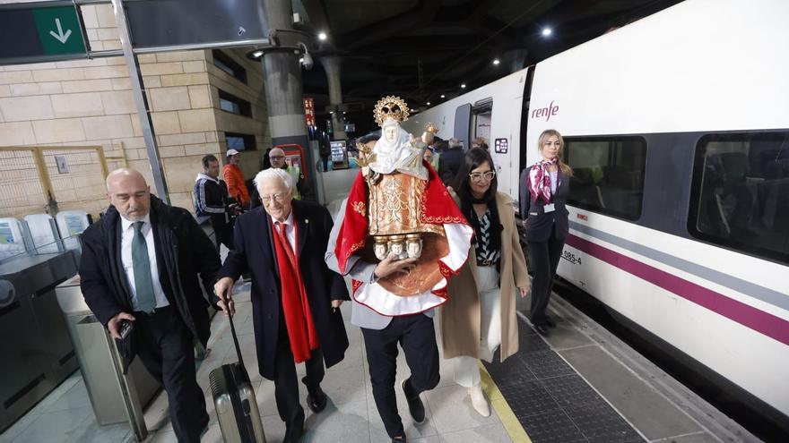 Vítores y aplausos para recibir a la Santina en la estación de Oviedo: &quot;Es emocionante&quot;, afirma el padre Ángel