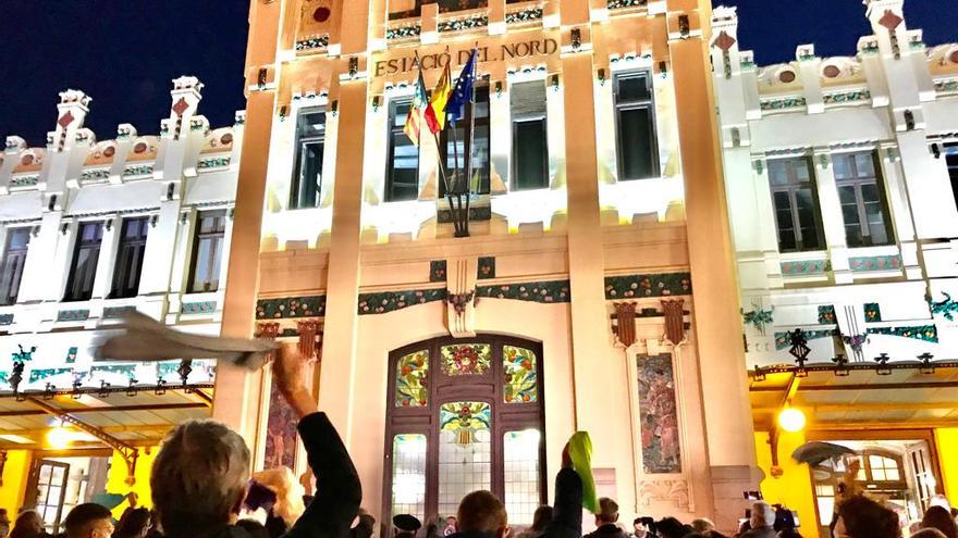 Un momento de la protesta frente a la Estación del Norte de València.