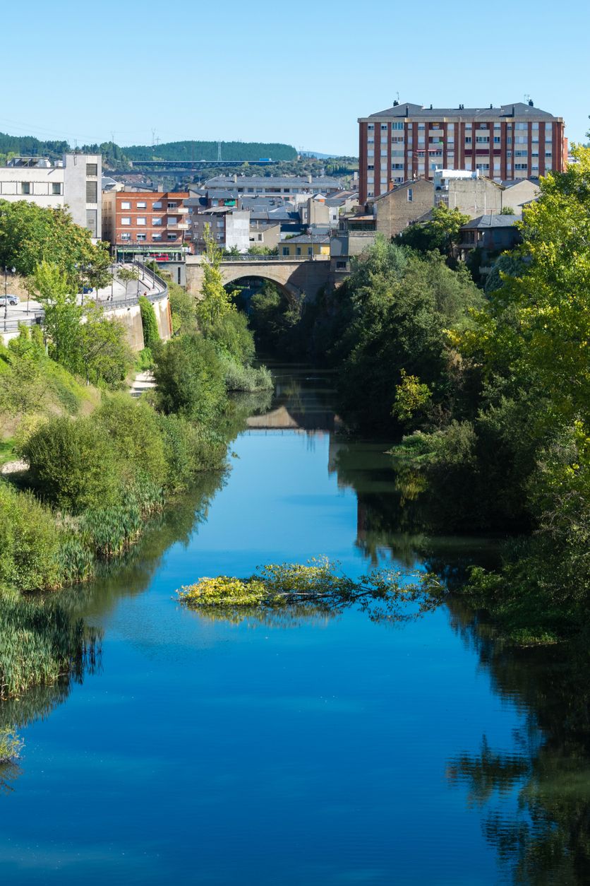 Vista panorámica del río Sil que fluye a través de Ponferrada y su Puente Ferrado a lo lejos