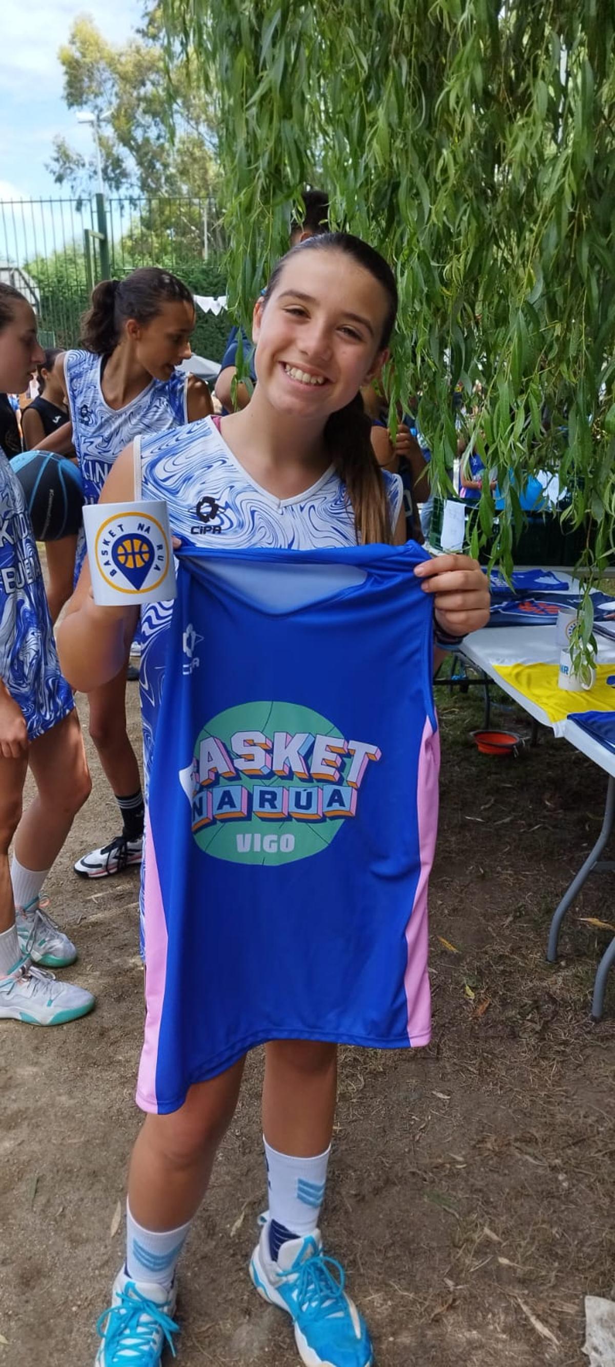 Una jugadora, con una camiseta del torneo.