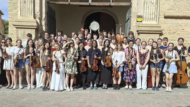 Una orquesta británica de jóvenes músicos llena Longares de música.