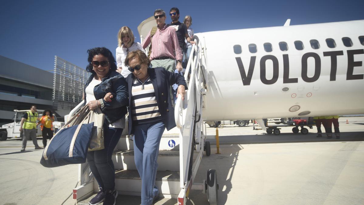 Los viajeros de un avión de Volotea desembarcan en Corvera.