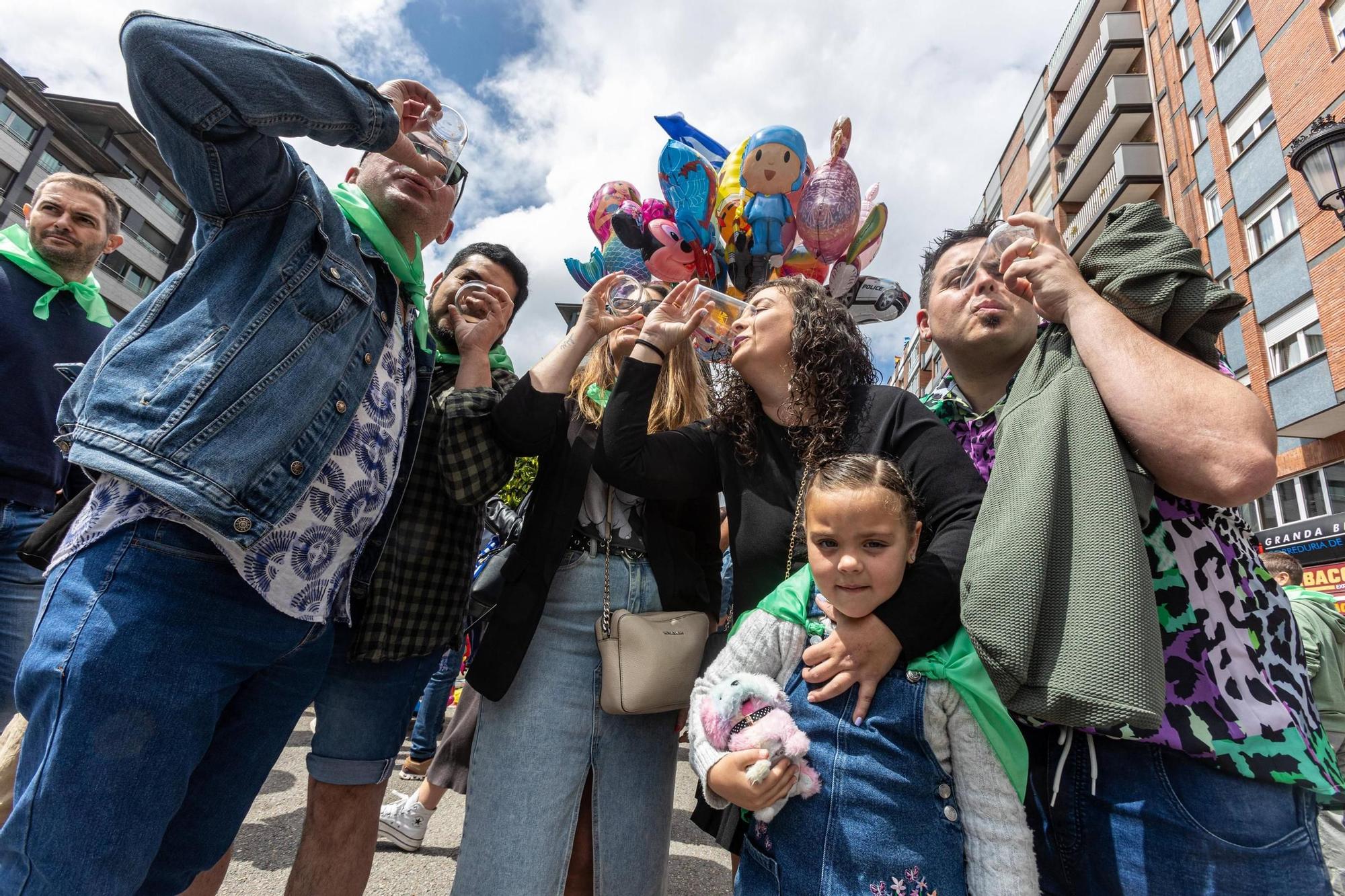 EN IMÁGENES: El buen tiempo y el oviedismo maridan una preba de la sidra multitudinaria en Gascona