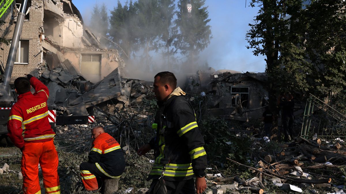 Personal de primeros auxilios trabaja en una escuela destruida por un bombardeo ruso en Járkov, Ucrania