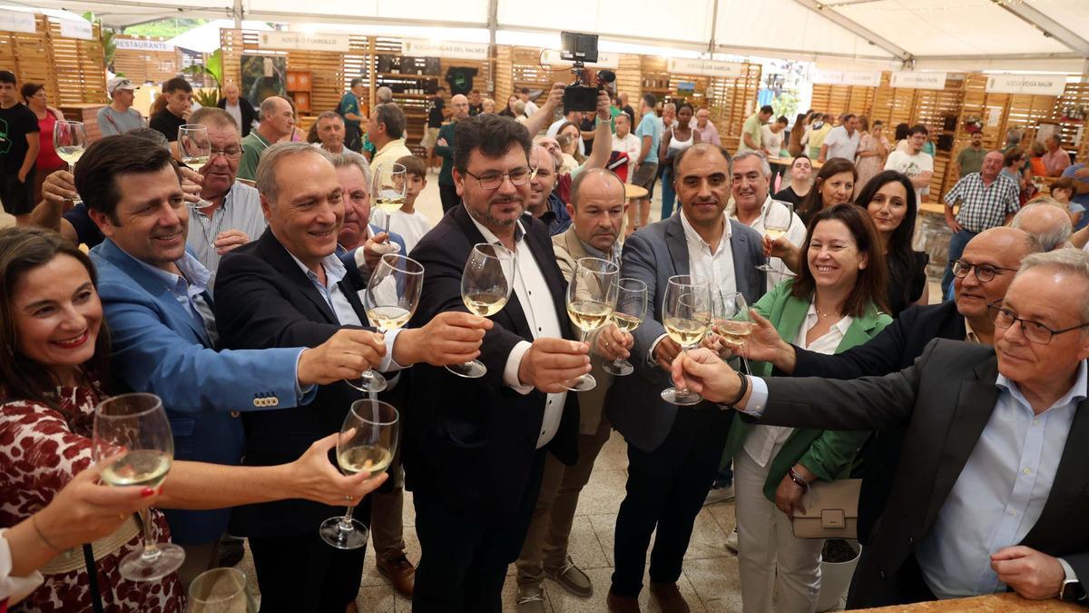 Brindis oficial en la Festa do Viño de Meaño.