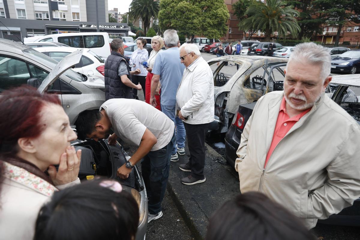 El incendio de varios coches en un parking de Gijón, en imágenes