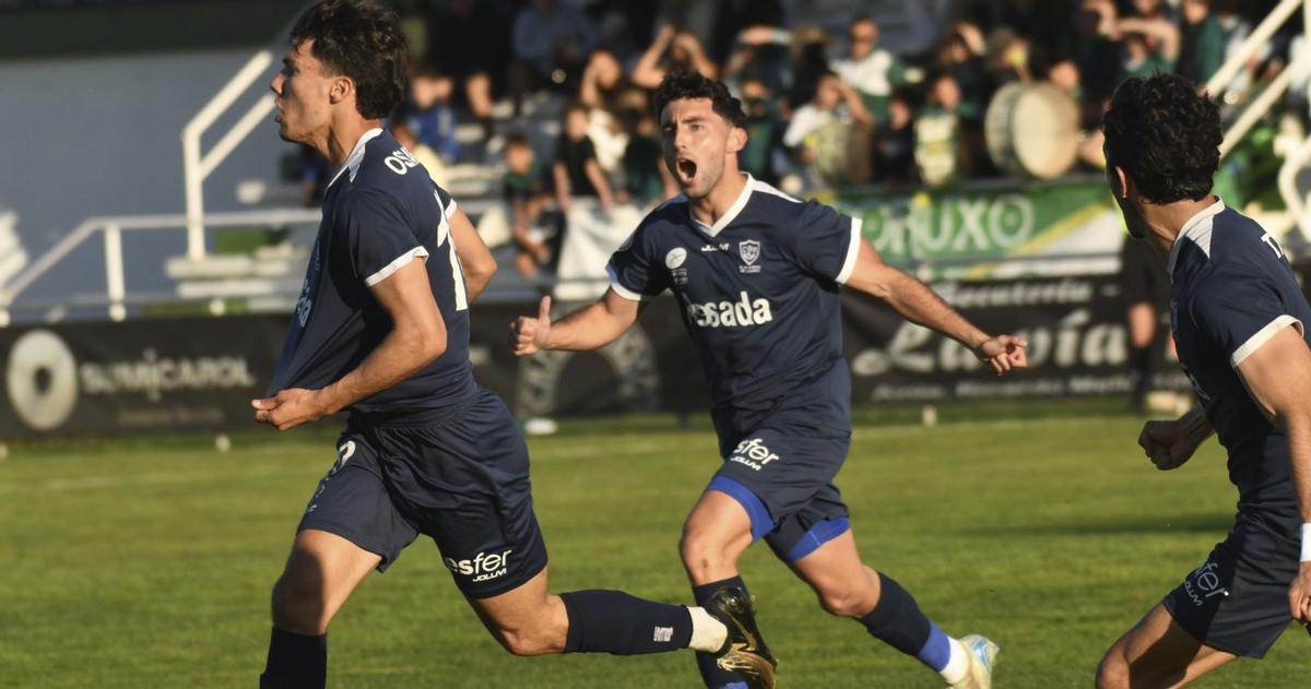 Por la  izquieda, Óscar, Martí y Tito Leyva celebran uno de los goles del Marino.