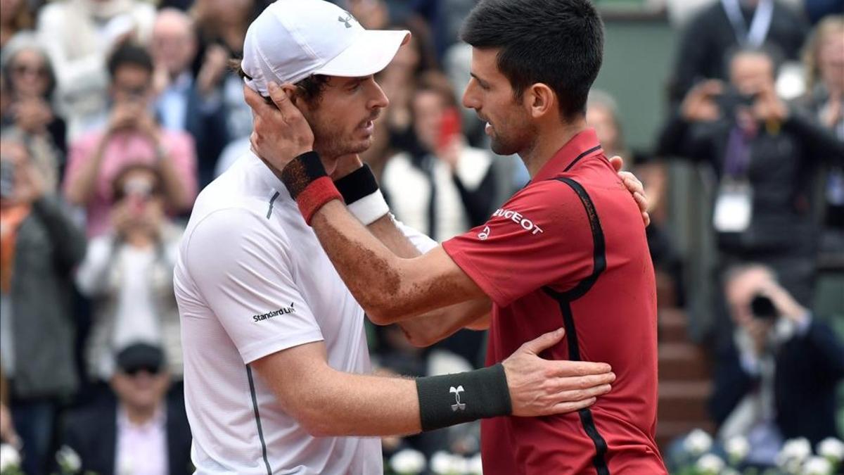 Murray y Djokovic se abrazan tras la victoria del serbio en Roland Garrós