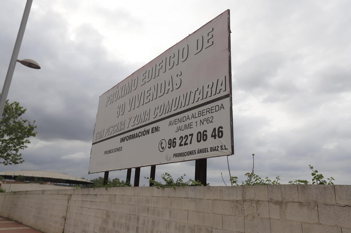 Antiguo cartel de Ángel Díaz que anuncia los bloques de pisos.