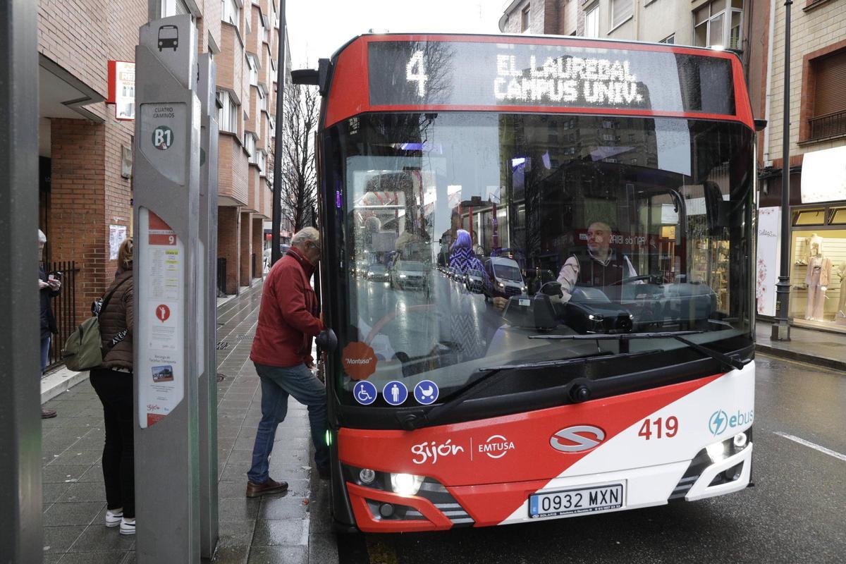 Un autobús de Emtusa en la parada de Cuatro Caminos.