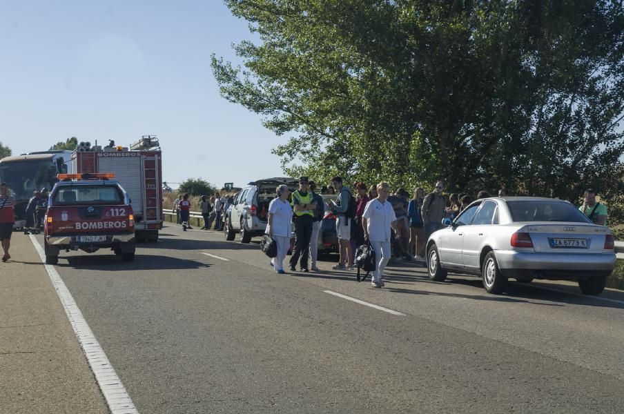 Accidente entre un autobús y un tractor en Fuentes