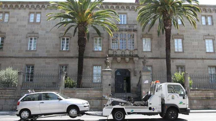 Una grúa de Doal retirando un coche en Ourense. // Jesús Regal