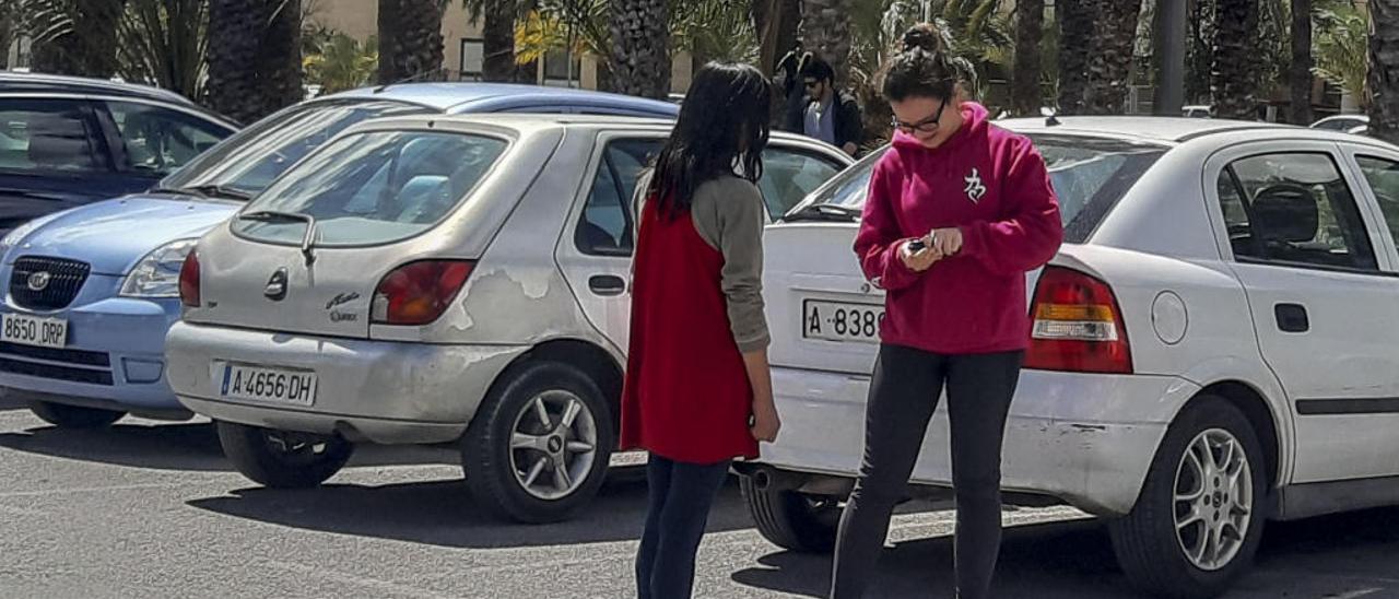 Aparcacoches en plena actividad en aparcamientos públicos de Elche.