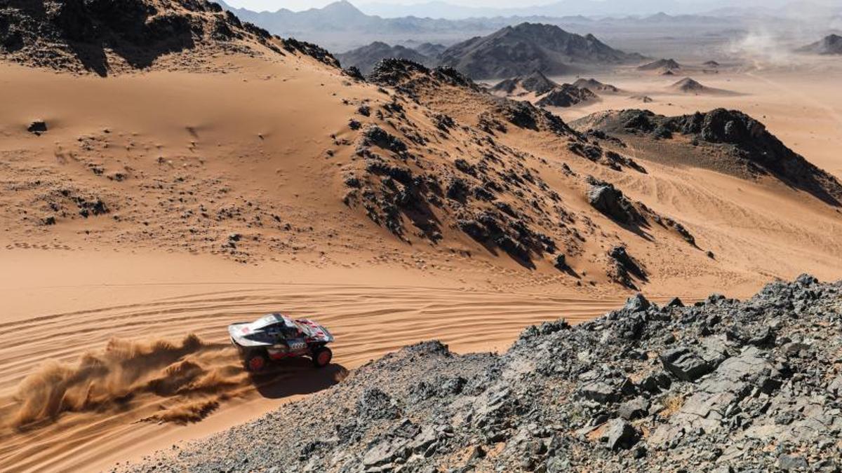 Mattias Ekstrom, con su Audi, en el prólogo del Dakar.