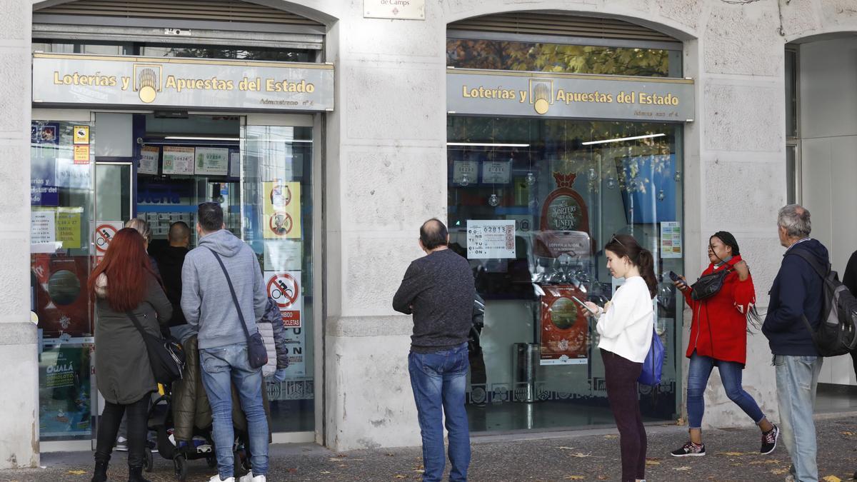 Clients esperant el seu torn per adquirir loteria de Nadal a l’administració Sagarrull de Girona