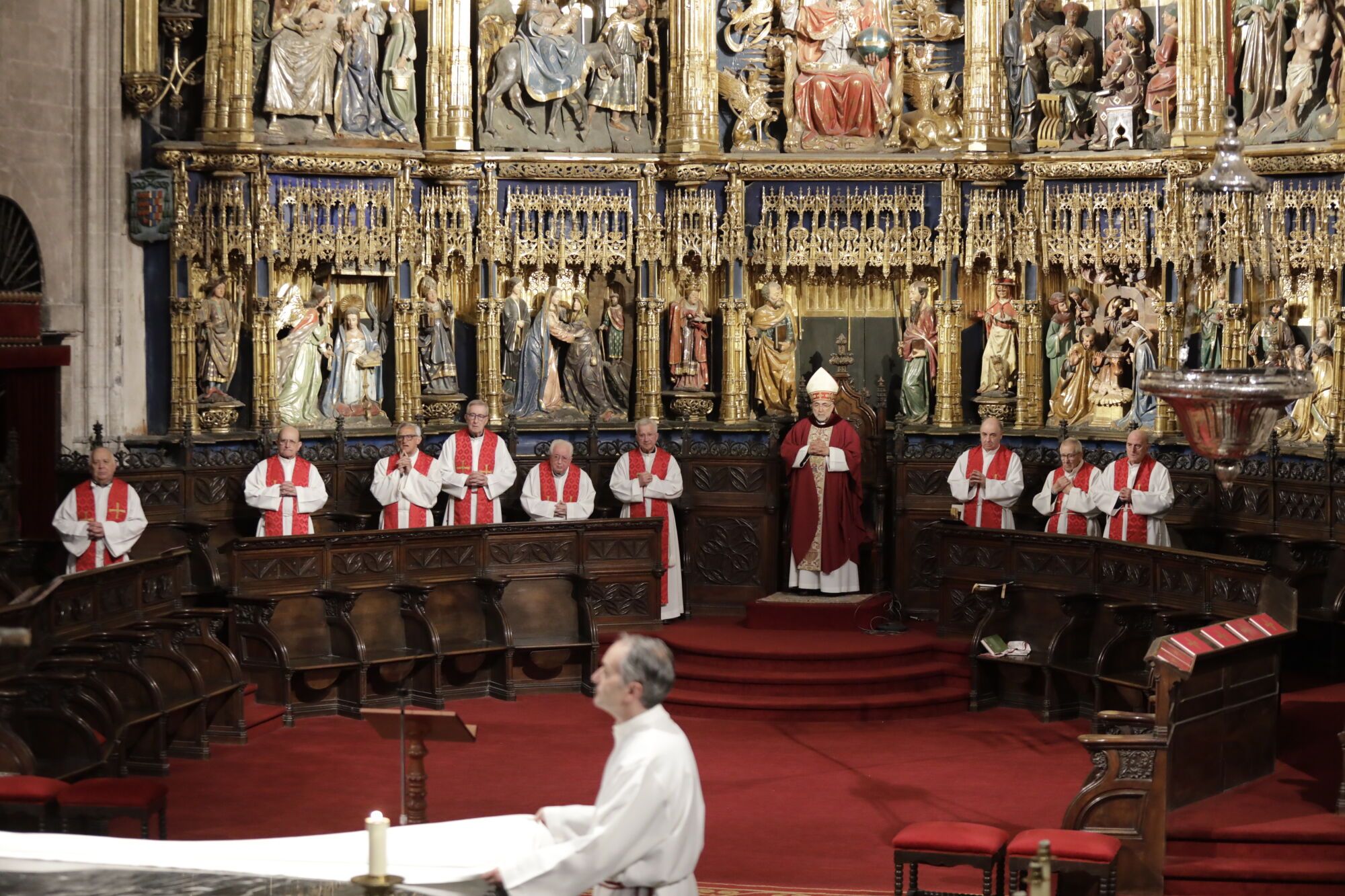 El fervor por el Santo Sudario deja pequeña la Catedral en la misa mateína
