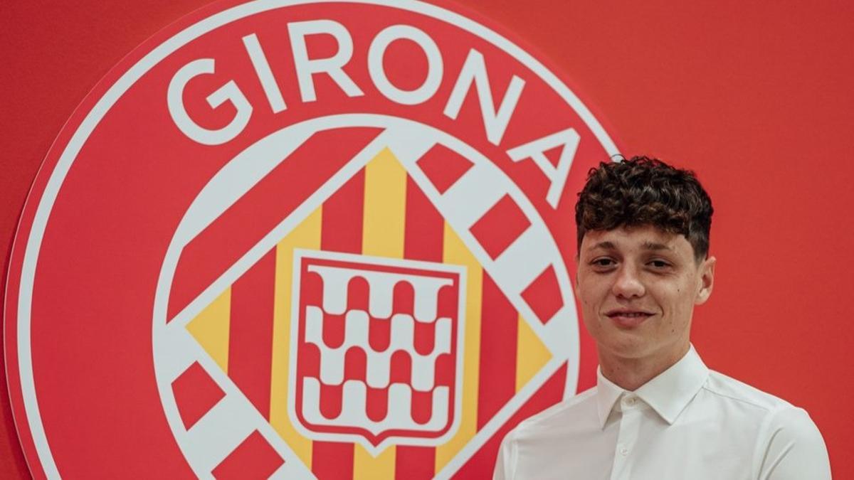 Krejci, en Montilivi tras firmar su contrato con el Girona hasta 2029.