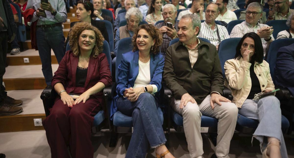 Hay muchas formas de ser expresidente del Gobierno. Zapatero ha elegido ser animador de mítines y levantador de ánimos. Ya desde aquel legendario: «No estamos tan mal» con el que arrancó el congreso que lo entronaría frente a Bono como secretario general, se distingue por su optimismo. Rebeca Torró, la secretaria de Organización, a la derecha, protagoniza estos días un simpático vídeo en el que habla por teléfono con Zapatero y éste le pide, ponme un mitin, ponme un mitin. No para.