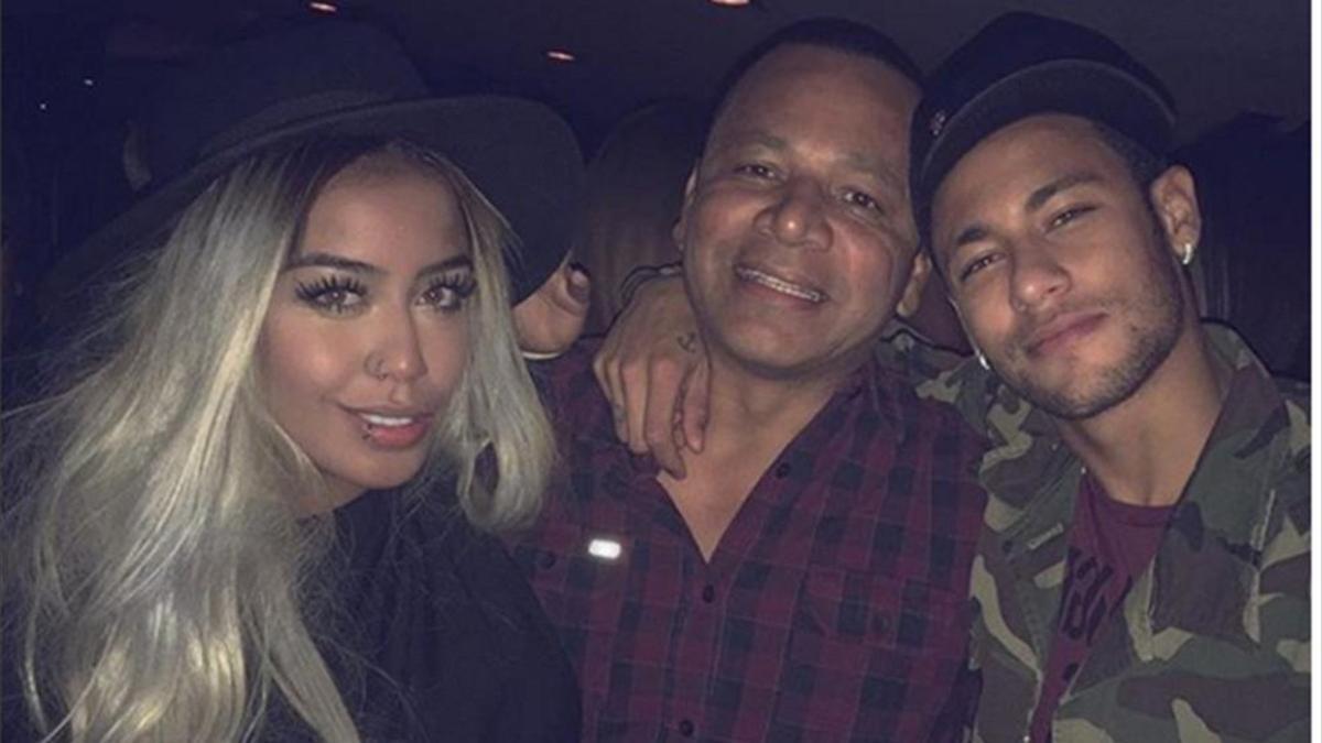 Neymar, con su padre y su hermana