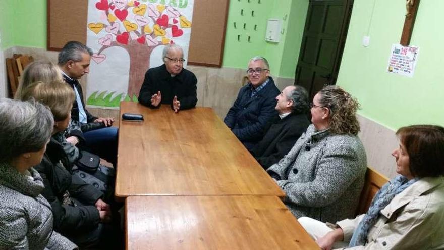 Gregorio Martínez reunido con el consejo pastoral en San Cristóbal de Entreviñas.