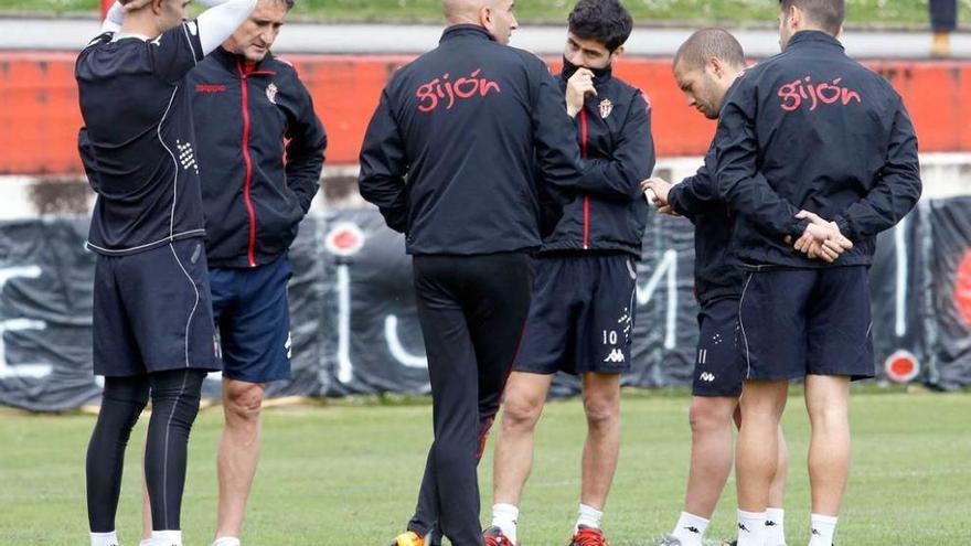 Por la izquierda, Cuéllar, Isidro, Abelardo, Nacho Cases, Lora y Canella, durante el entrenamiento de ayer.