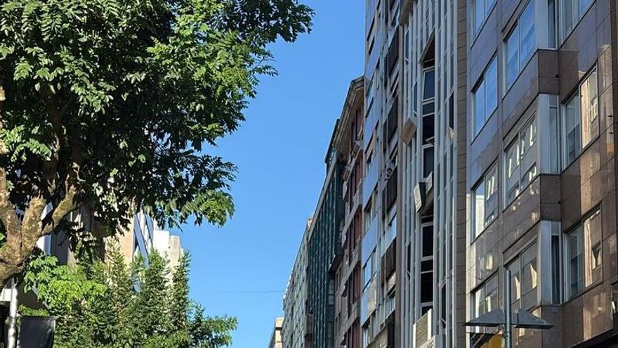 Un conato de incendio afecta a una lámpara y unas mantas en un piso en Benito Corbal