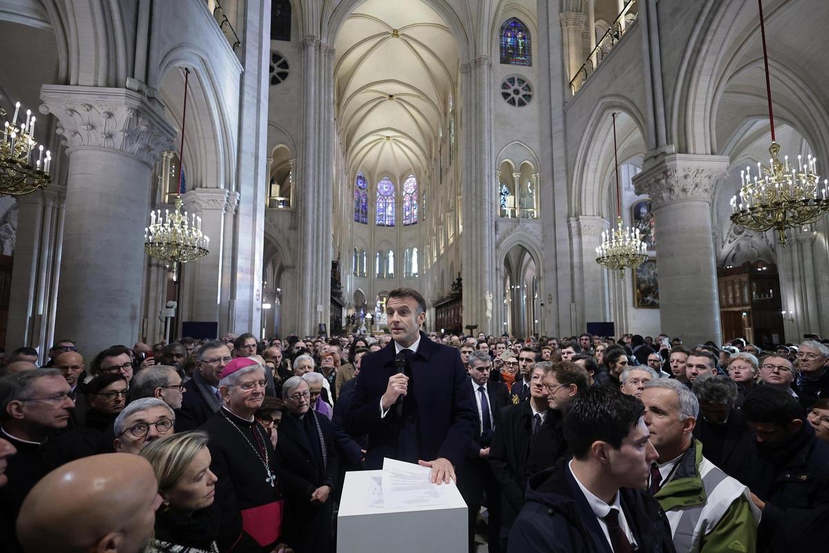El presidente francés, Emmanuel Macron, durante la visita de este viernes a Notre Dame.