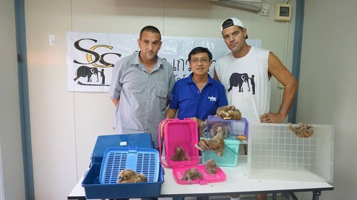 Frank Cuesta y dos de sus colaboradores con los slow loris rescatados