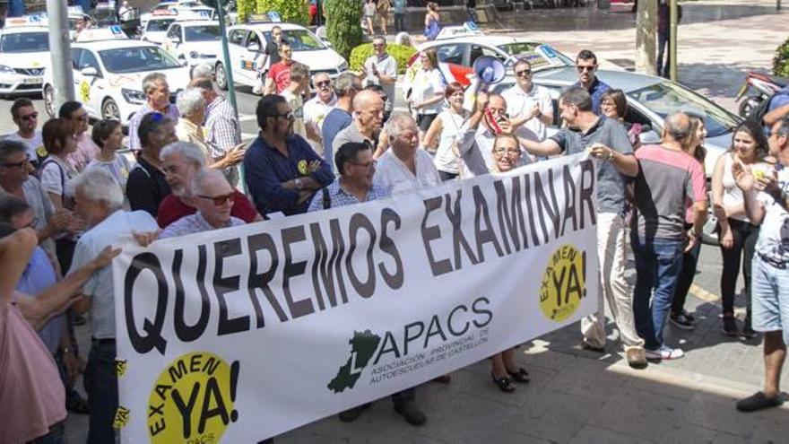 Las autoescuelas piden más examinadores