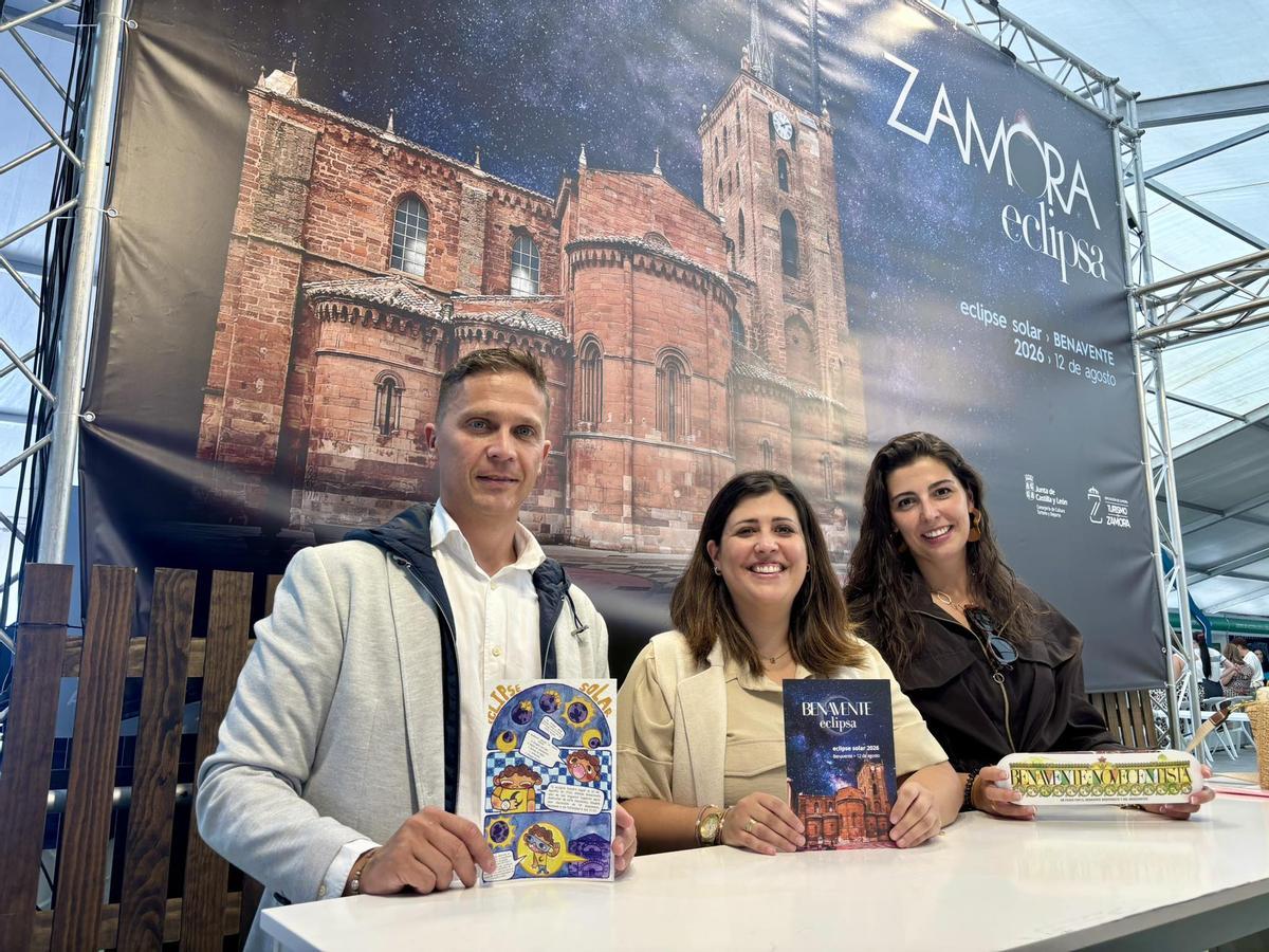 La alcaldesa de Benavente, Beatriz Asensio, y los concejales de Fiestas, Alberto Lorenzo, y de Cultura, Mercedes Benítez.